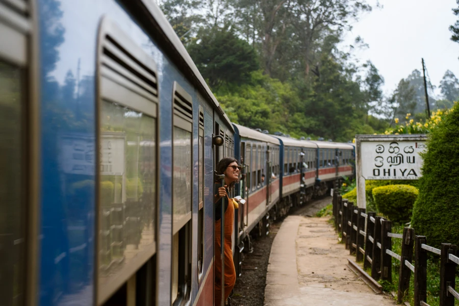 Kandy to Ella Train: Woman stands in an open door