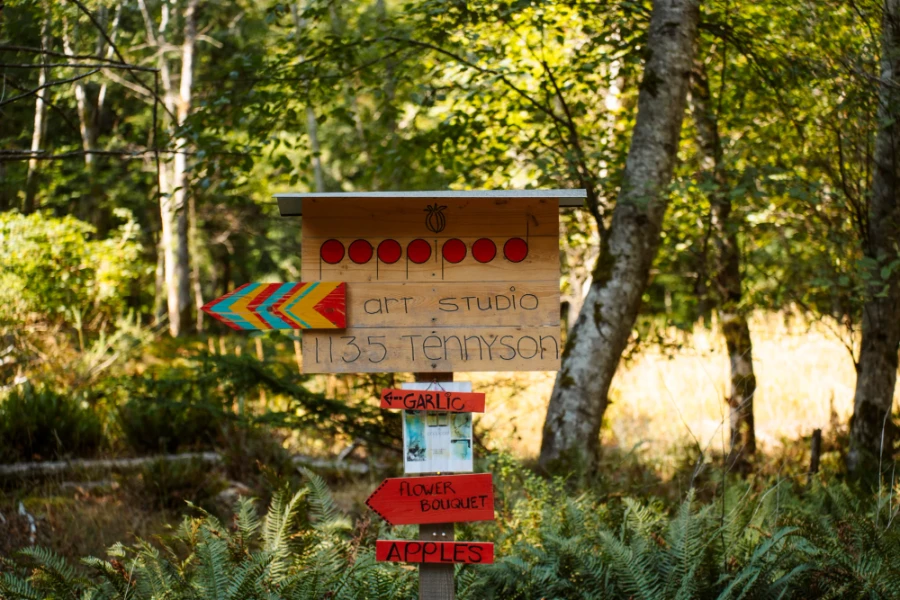sign pointing towards an artist's studio